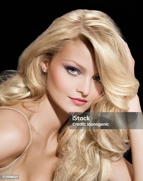 Złotowłosa - zdjęcia stockowe i więcej obrazów 20-24 lata - 20-24 lata, Blond włosy, Czarny kolor