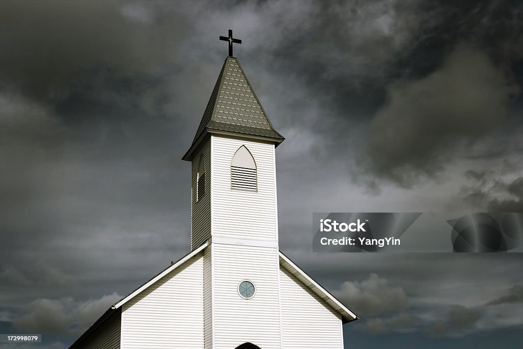 White Land Kirche Kirchturmspitze unter dunkle Wolken, stürmischen Unheilschwanger Sky - Lizenzfrei Kirche Stock-Foto