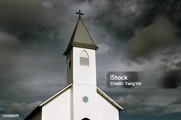 White Land Kirche Kirchturmspitze Unter Dunkle Wolken Stürmischen Unheilschwanger Sky Stockfoto und mehr Bilder von Kirche