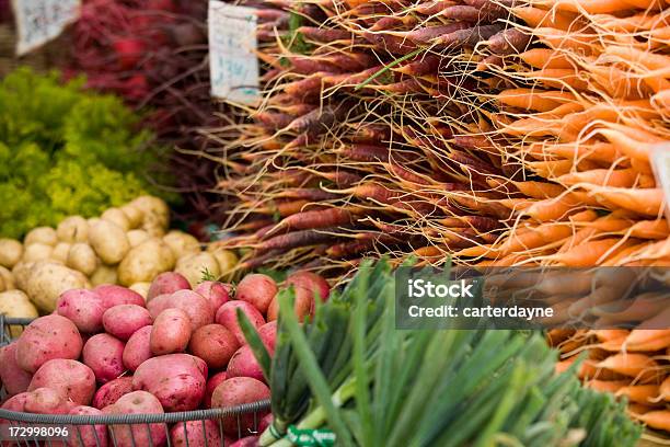 Productos Frescos En El Mercado De Agricultores Foto de stock y más banco de imágenes de 2000-2009 - 2000-2009, Abundancia, Aire libre