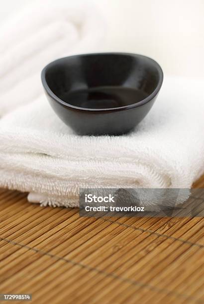 Olio Per Massaggio In Un Asciugamano - Fotografie stock e altre immagini di Asciugamano - Asciugamano, Ayurveda, Bagno
