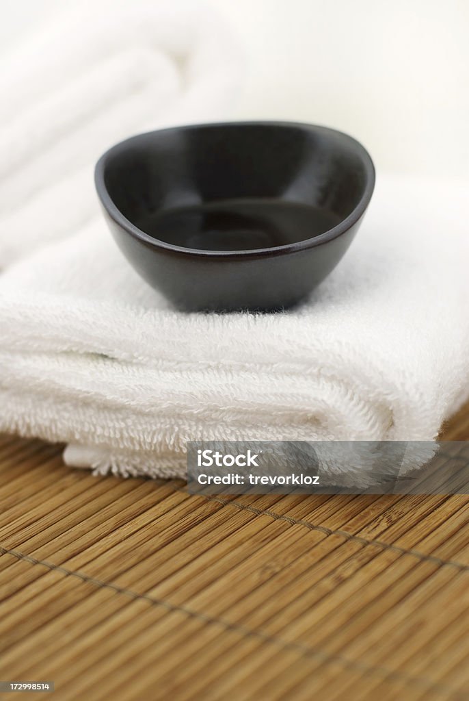 Óleo de massagem em uma toalha - Foto de stock de Banheiro - Estrutura construída royalty-free