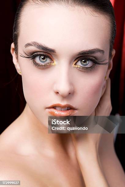 Photo libre de droit de Belle Brunette Jeune Femme Modèle De Beauté Avec Le Maquillage Cils Yeux banque d'images et plus d'images libres de droit de Adulte