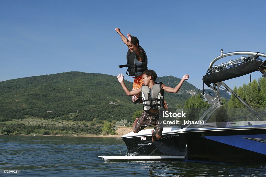 Jungen springen auf dem Boot - Lizenzfrei Segeln Stock-Foto