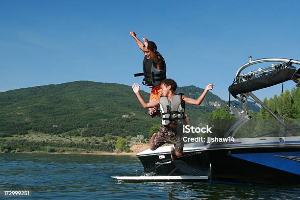 Jungen Springen Auf Dem Boot Stockfoto und mehr Bilder von Segeln - Segeln, Wasserfahrzeug, See