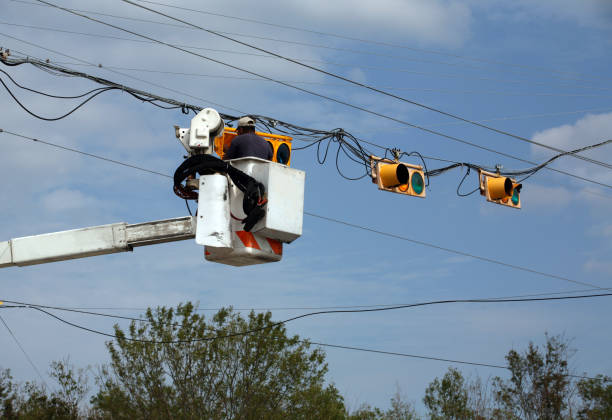 istock repairing traffic lights after hurricane 172999329