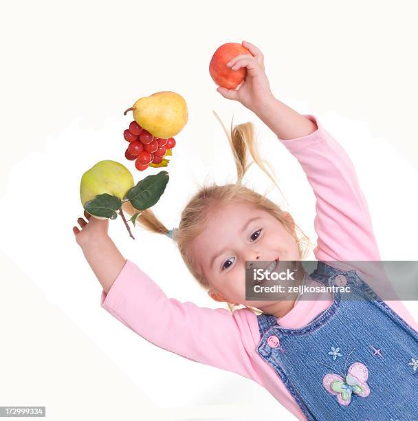 Ragazza Con Frutta - Fotografie stock e altre immagini di Bambine femmine - Bambine femmine, Bambino, Bellezza