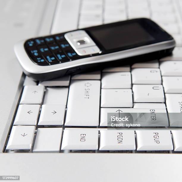 ノートパソコン携帯電話テクノロジー - SIMカードのストックフォトや画像を多数ご用意 - SIMカード, インターネット, ウェブページ