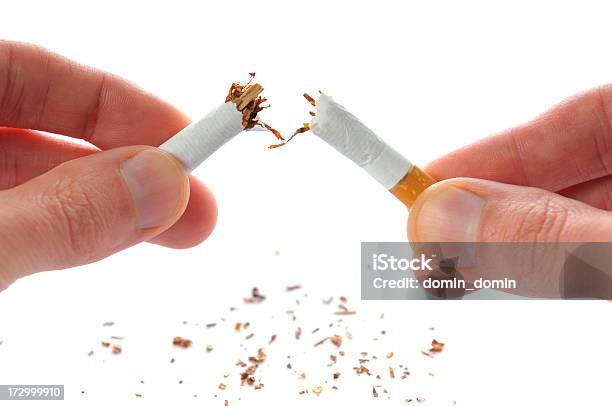 Deixar De Fumar De Cigarro Quebrado Em Metade Isolado A Branco - Fotografias de stock e mais imagens de Parar de fumar