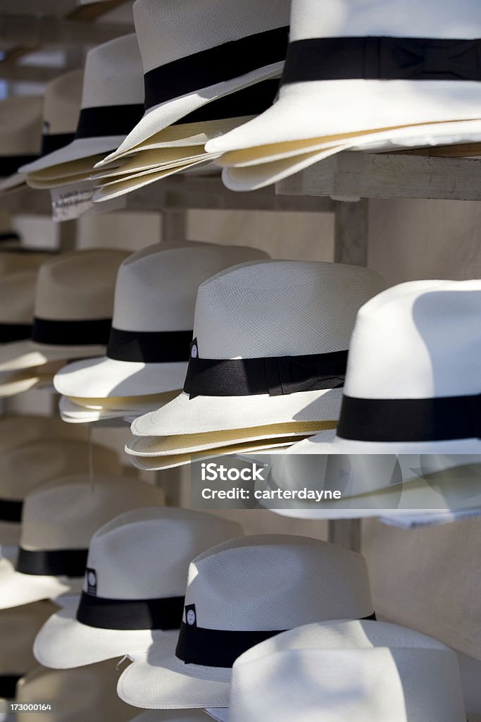 Trzy wiersze kapelusze z czarne wstążki - Zbiór zdjęć royalty-free (2000-2009)