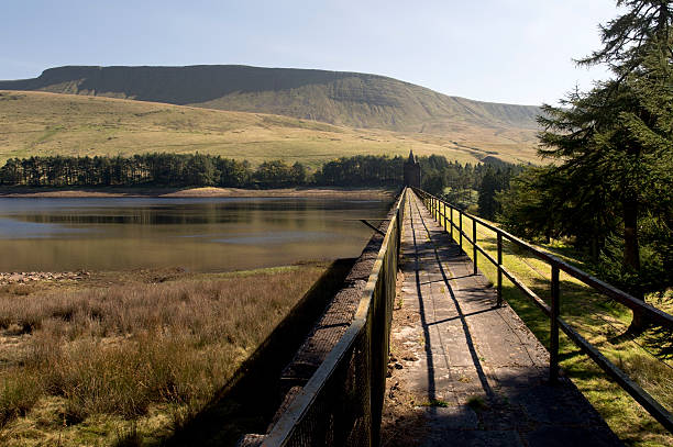 reservatório - wales brecon beacons bridge footpath - fotografias e filmes do acervo