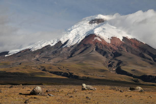 Vulcão Cotopaxi no Equador - foto de acervo