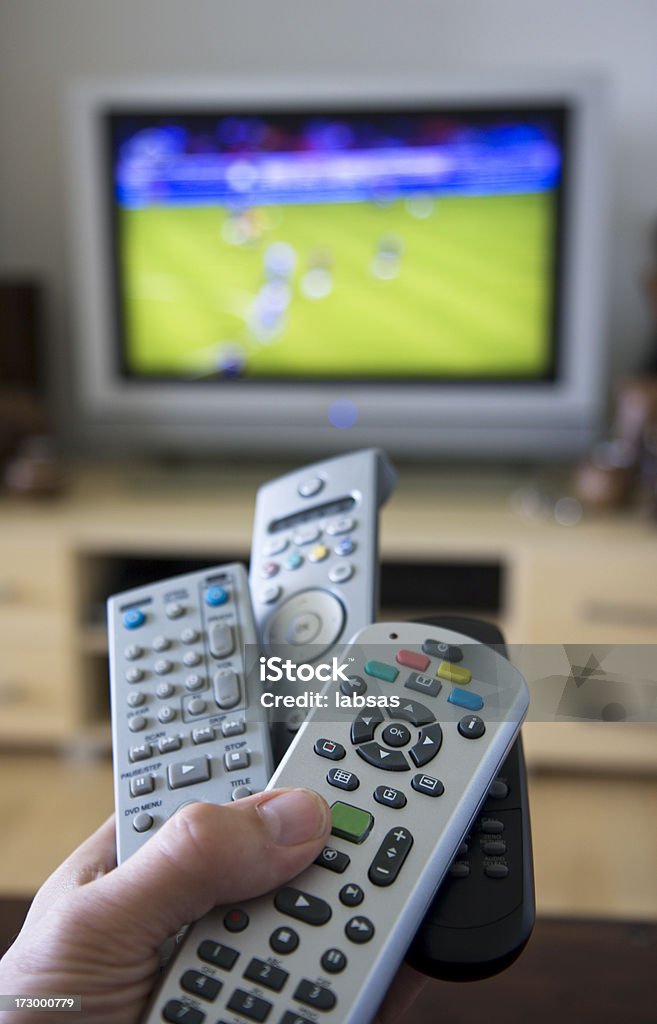 Controlos remotos na frente da tv. - Royalty-free Comunicação Foto de stock