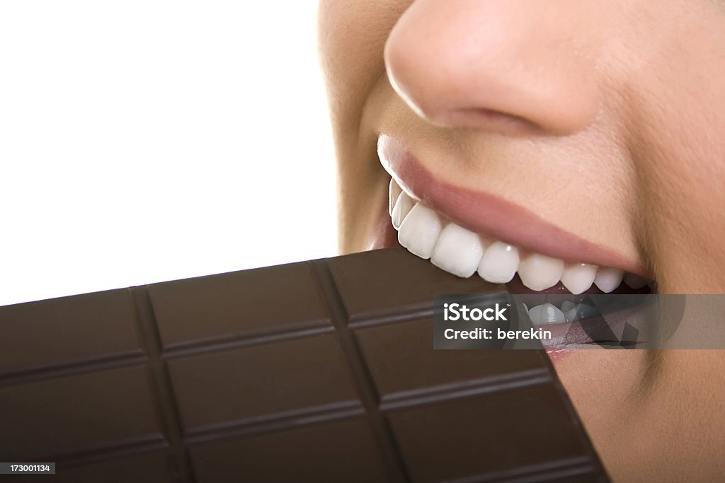 Mujer comer el chocolate - Foto de stock de Adulto libre de derechos