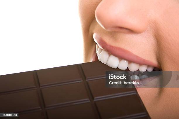 Mujer Comer El Chocolate Foto de stock y más banco de imágenes de Adulto - Adulto, Adulto joven, Alimento