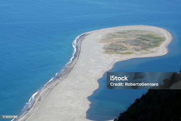 Tindari Plaży Sycylia - zdjęcia stockowe i więcej obrazów Bez ludzi - Bez ludzi, Brzeg rzeki, Brzeg wody