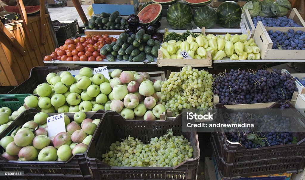 Stragan sprzedaż owoców i warzyw. - Zbiór zdjęć royalty-free (Jabłko)