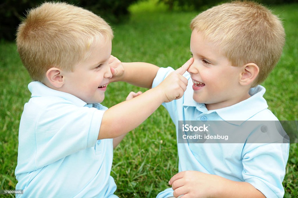 Gémeos Meninos brincando juntos fora - Royalty-free Dar uma Cotovelada Foto de stock