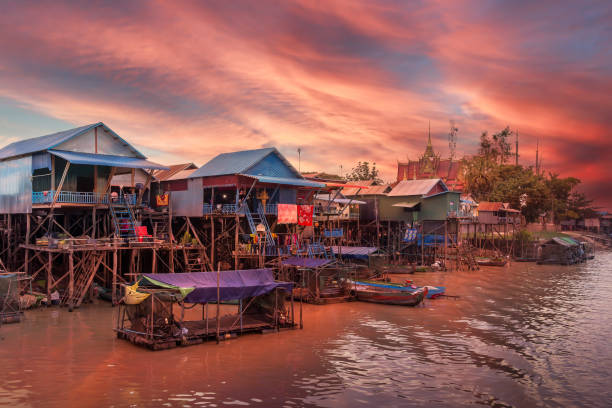 paisaje con pueblo flotante en el agua del lago tonle sap, camboya - water sap fotografías e imágenes de stock