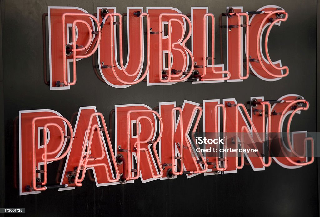 Rosso segno al neon parcheggio pubblico - Foto stock royalty-free di 2000-2009