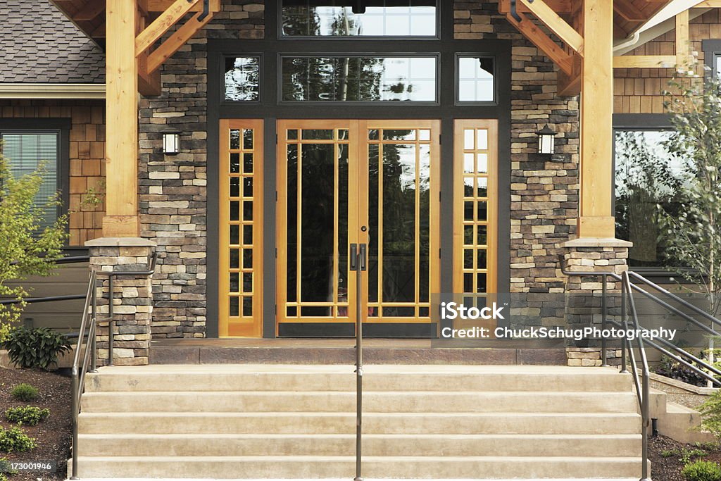 Камень Timber Architecture вход - Стоковые фото Вход роялти-фри