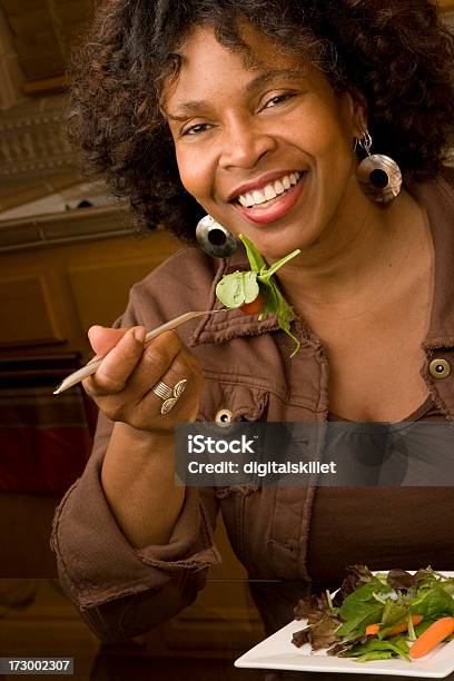 Mujer Comiendo Sano Foto de stock y más banco de imágenes de Adulto - Adulto, Adulto maduro, Africano-americano