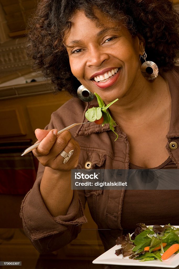 Donna Mangiare sano - Foto stock royalty-free di Adulto