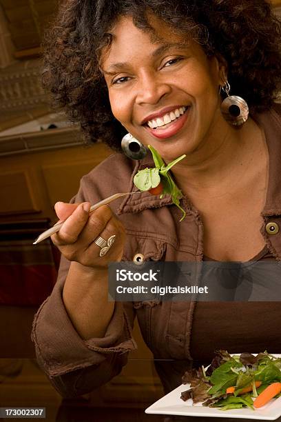 Foto de Mulher Comendo Saudável e mais fotos de stock de Adulto - Adulto, Adulto maduro, Afro-americano