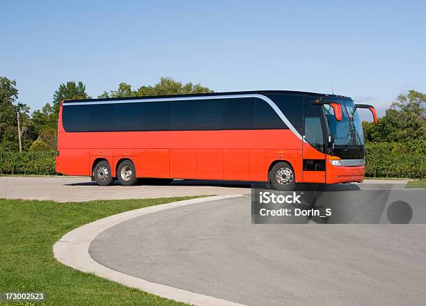 Elegancki Czerwony Autobus - zdjęcia stockowe i więcej obrazów Autobus - Autobus, Pustka, Autokar
