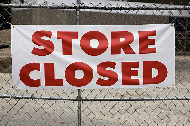 magasin fermée signe montrant faillite de revendeur - going out of business closed business closed for business photos et images de collection