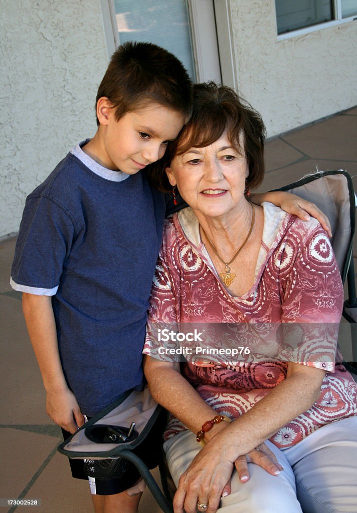 Grandma y nieto - Foto de stock de Abrazar libre de derechos