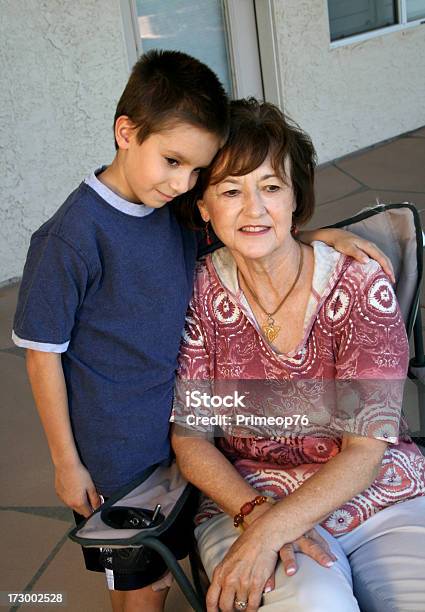 Grandma Y Nieto Foto de stock y más banco de imágenes de Abrazar - Abrazar, Abuela, Adulto