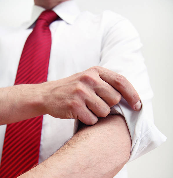 preparazione al lavoro - sleeve rolling rolled up rolled up sleeves foto e immagini stock