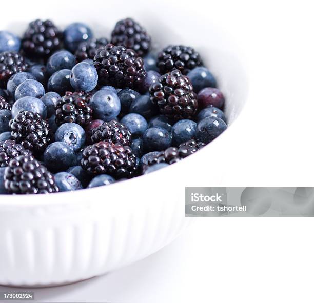 Blaubeeren Brombeeren Stockfoto und mehr Bilder von Amerikanische Heidelbeere - Amerikanische Heidelbeere, Brombeere - Brombeere und Himbeere, Ausgebleicht