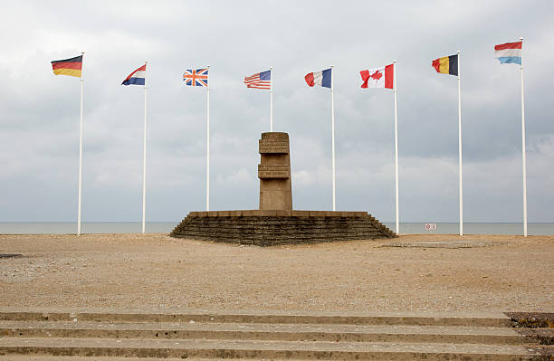 memorial a ww2 soldati juno beach normandia - allied forces foto e immagini stock