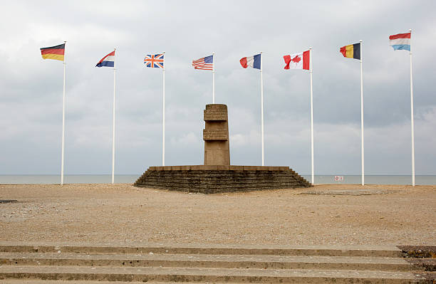 memorial de ww2 soldados praia juno normandia - allied forces imagens e fotografias de stock