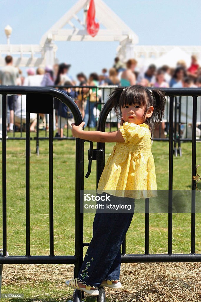 Asian dziewczynka trzymając za Ogrodzenie - Zbiór zdjęć royalty-free (2-3 lata)