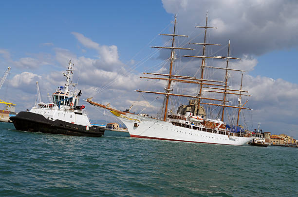 vintage sail boat verlassen sie den hafen. - rope rigging nautical vessel day stock-fotos und bilder