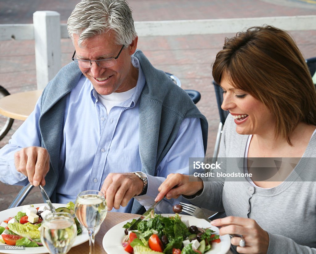 Coppia matura gustare un pranzo leggero - Foto stock royalty-free di Ambientazione esterna