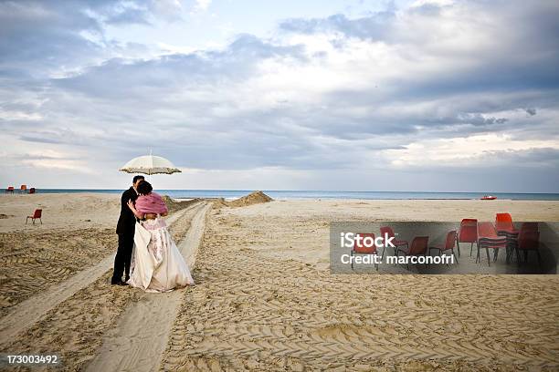 Foto de Juntos e mais fotos de stock de Adulto - Adulto, Amor, Andar