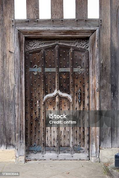 Foto de Velha Porta De Madeira De Tudor Building e mais fotos de stock de Antigo - Antigo, Armação de Madeira, Arquitetura