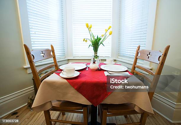 Foto de Confortável Inn e mais fotos de stock de Toalha de mesa - Toalha de mesa, Cômodo de casa, Sala de jantar