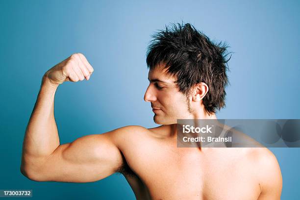 Homem Mostrando Sua Biceps - Fotografias de stock e mais imagens de Adulto - Adulto, Amimar, Azul