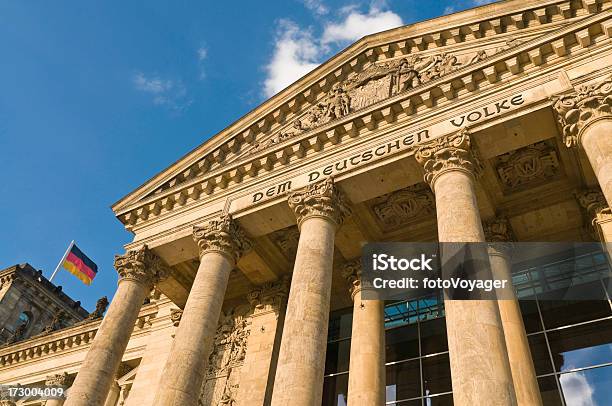 Reichstag Und Bundesflagge - zdjęcia stockowe i więcej obrazów Architektura - Architektura, Berlin, Bez ludzi