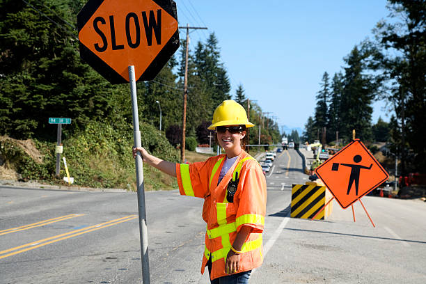 mujer de la construcción en el trabajo amplia, naranja sitio de seguridad para engranajes - inspector safety construction reflective clothing fotografías e imágenes de stock