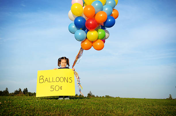 소녀만 영업에서의 풍선 외부 - child balloon selling sign 뉴스 사진 이미지
