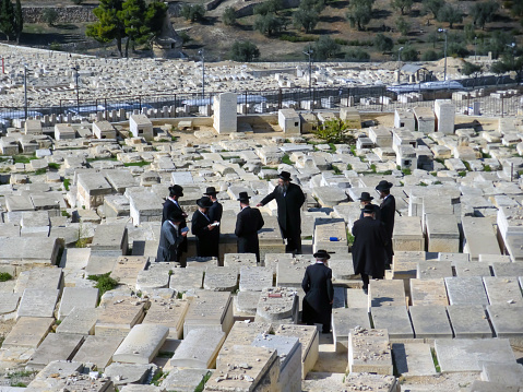 Orthodox Jews pray in a Jewish cemetery in Jerusalem, Israel - Oktober11, 2023