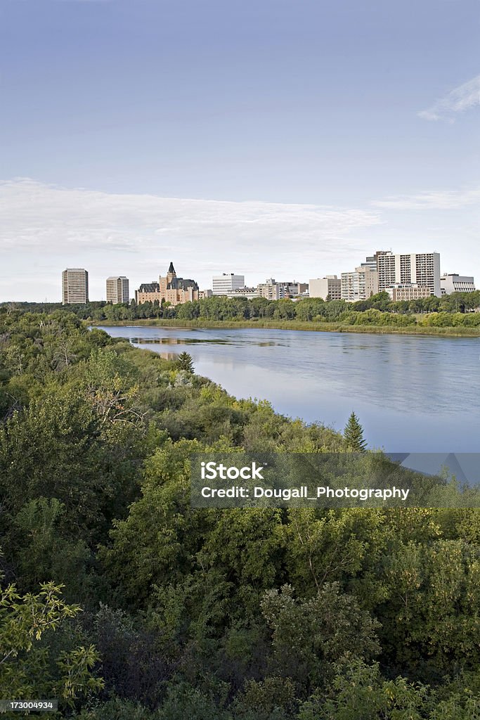 Saskatoon centro da cidade com Rio South Saskatchewan - Foto de stock de Apartamento royalty-free