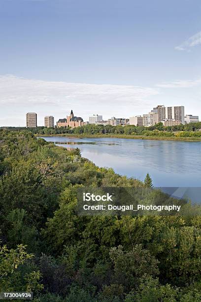 Saskatoon Centro Da Cidade De Vista Da Cidade Com Rio South Saskatchewan - Fotografias de stock e mais imagens de Ao Ar Livre