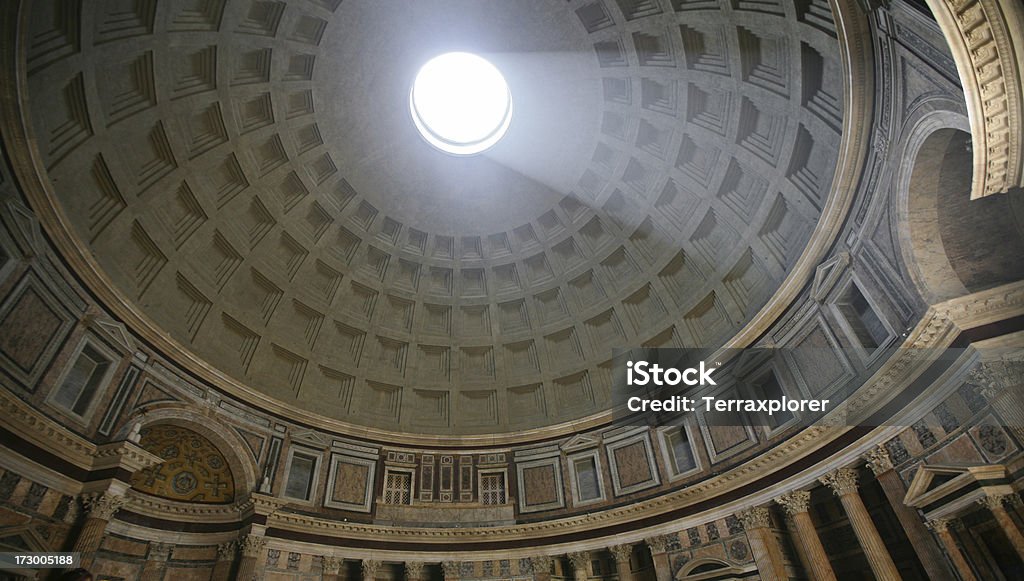 Lumière éclatante au Oculus du Panthéon - Photo de Fenêtre oeil-de-boeuf libre de droits